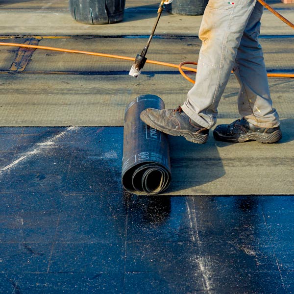 applying tar to flat roof